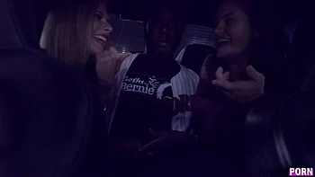 Blonde und brünette Pornodarstellerinnen im Rally Race 6