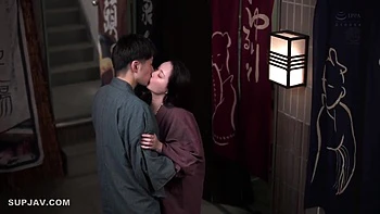 Milf japonaise aux gros seins et fesses exhibe son corps brun