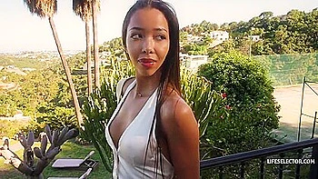 Lia Lin fickt draußen mit großem Schwanz aus POV