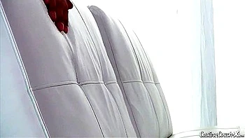 Kleine Rothaarige Dolly bekommt zum ersten Mal ihre aufgequollene Muschi durchgerammt