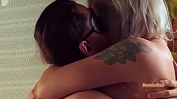 Milf rubia tetona folla a su marido con los ojos vendados y lo llena