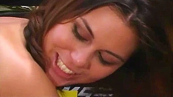 Американка жестко ебется анально с большим членом крупным планом