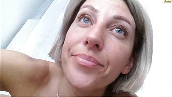 Chica sola cachonda en show privado