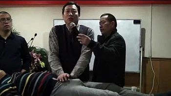 Сексуальный азиатский парень ебется в попку