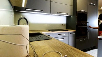 Milf brune aux gros seins et cul en jupe courte