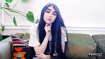 Tgirl emo delgada con tetas pequeñas se masturba sola