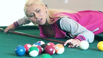 Süße Marsha May fickt ihren netten Freund auf dem Tisch