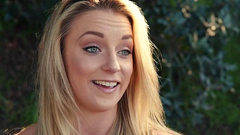 Addie Andrews reitet ihren Freund in Dessous