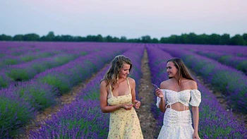 Alberto fode as bundas de Stacy e Mia em trio selvagem ao ar livre
