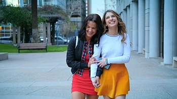 Jolies filles sucent une grosse bite dans un trio torride avec Alex Jones