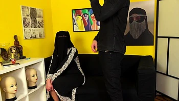 Gostosa de niqab preto e salto alto leva doggystyle e boquete