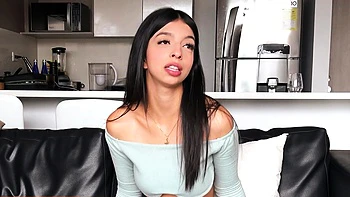 Latina pequena de 18 anos com buceta esticada