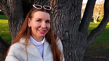 Brunete jovem Arina Shy de lingerie rendada