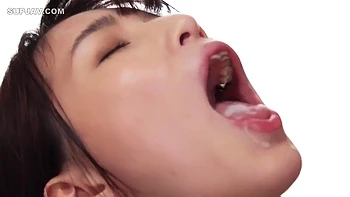 Белокожая невеста жестко трахается в групповухе до свадьбы