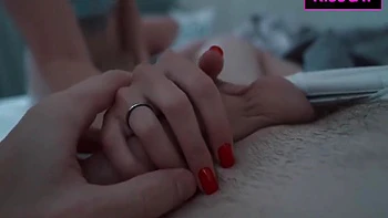 Stiefmutter wacht mit großem Schwanz vom Stiefsohn auf, bekommt Gesicht nach Streit