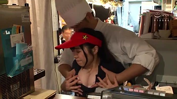 Japanische Amateurin lutscht tief und fummelt öffentlich