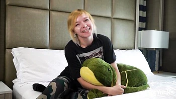 Rubia pequeña amateur follándose a sí misma con palabras sucias