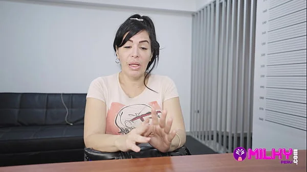 Tía cachonda arrestada por llevar cosas pervertidas en el bolso