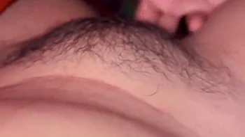 Provocação matinal e dedos na esposa indiana sonolenta