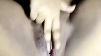 Garota desi masturbando a buceta peluda sozinha