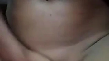 Behaarte Assamese masturbiert mit Toys