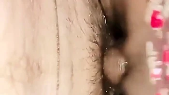 Desi Stiefschwester im Dorf mit hochgelegten Beinen gefickt