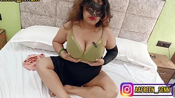 Maya schüttelt ihren fetten Arsch und Titten nach dem Regen