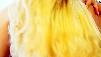 Lesbianas rubias Cali Carter y Catie Parker calientes con juego de pis