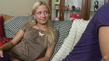 Похотливая тинейджер Оливия Стрелли ласкает киску