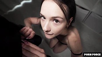 Стройная 18-летняя трахается на большой член