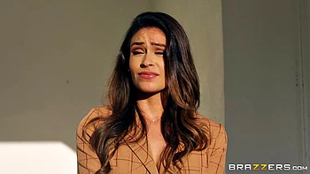 Bruneta com bunda à mostra leva facial e doggy