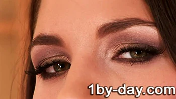 Brunete húngara fode a bunda sozinha com plug anal