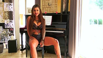 Лори в чулках: французская лесбиянка с большой грудью