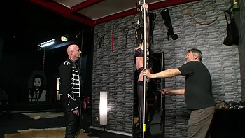 Verdadeiros submissos alemães BDSM: meias, chicotes e trio