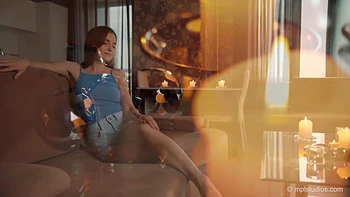 Худая подросток Моника Мэй ласкает себя одна