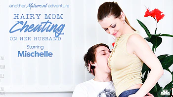 MILF poilue Mischelle trompe avec des pipes et faciales