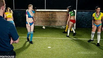 Zorras rubias europeas follan en episodio 4 de fútbol