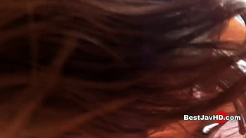 Putaza asiática Emiri Mizusawa folla su coño sin depilar