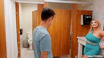 Juan Loco baise le cul juteux de la MILF Andie