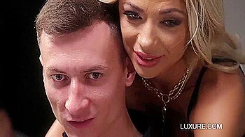 Milf blonde se fait baiser en double pénétration brute