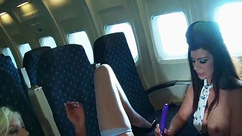 Cougars Linsey et Puma Swede se baisent lesbiennes