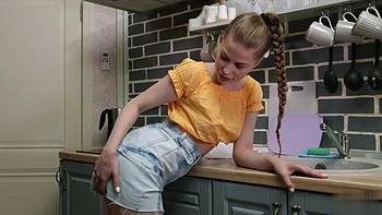 Anastasia Sharp se masturba com os mamilos sensuais