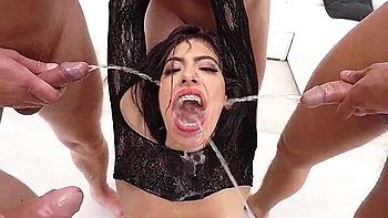 Alicia et son gros cul en triple pénétration en folie