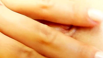 Europäisches Blondchen masturbiert mit Toys, Nahaufnahme Muschi