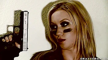 Blonde Madison Scott suce une grosse queue au bureau