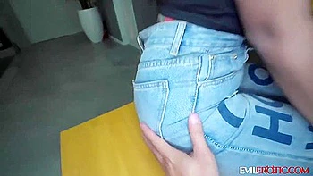 Brune belle-soeur secoue son gros cul pour un POV hardcore