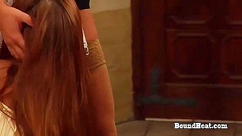 BDSM lesbien avec blonde et brune