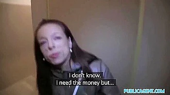 Brunes fines baisées anal en public POV