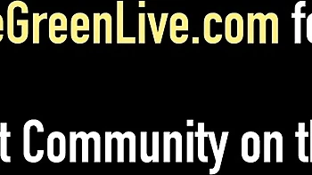 Келли Дивайн и Мэгги Грин лижут огромные сиськи и киску