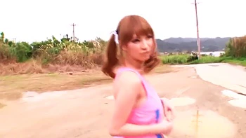 Chica universitaria japonesa con tetas grandes en la playa